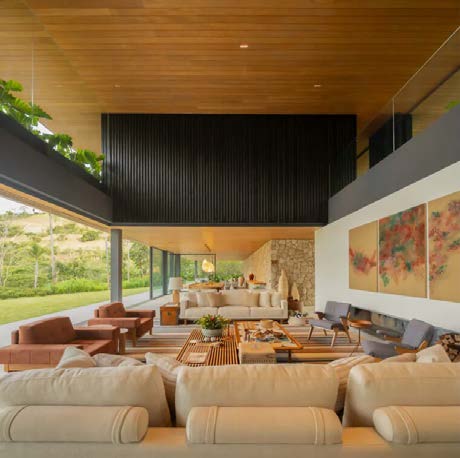 Sala de estar com pé-direito duplo